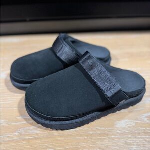 SOLD - UGG Women’s Goldenstar Clog